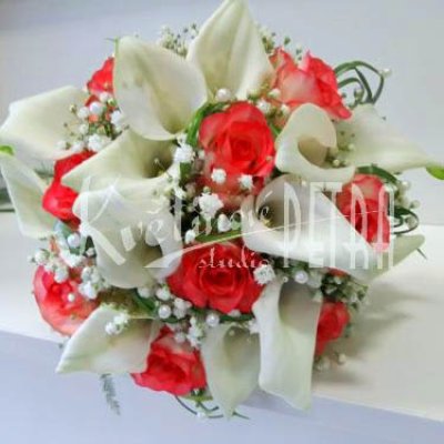 Весільний букет круглий з троянд та калл №578