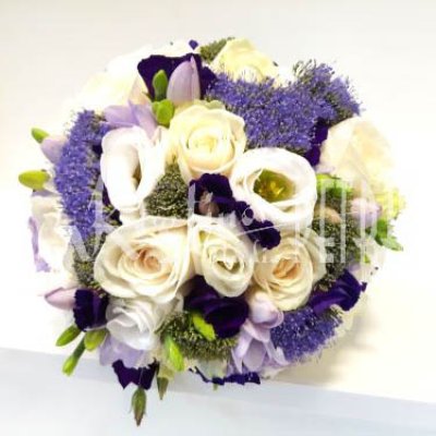 Bukiet ślubny okrągły z róż, eustomy, frezji nr 558