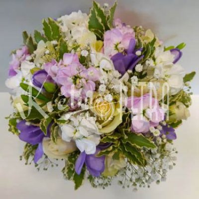 Bukiet ślubny okrągły z frezji, maciejki i róż nr 554