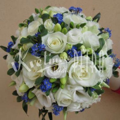 Bukiet ślubny z okrągłych róż i niezapominajek nr 528
