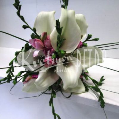 Bukiet ślubny okrągły z lilii calla i frezji nr 525