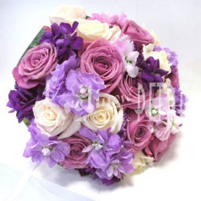 Bukiet ślubny okrągły z róż i matthioli nr 491