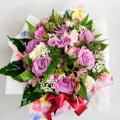 Kytice z růží a fresií Belinda