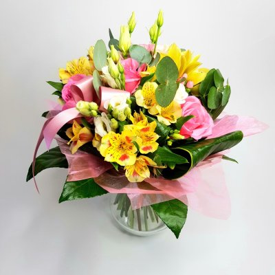 Dárková kytice z růží a alstromerií Slavěna