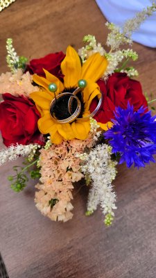 Květinová dekorace na snubní prstýnky č. 14