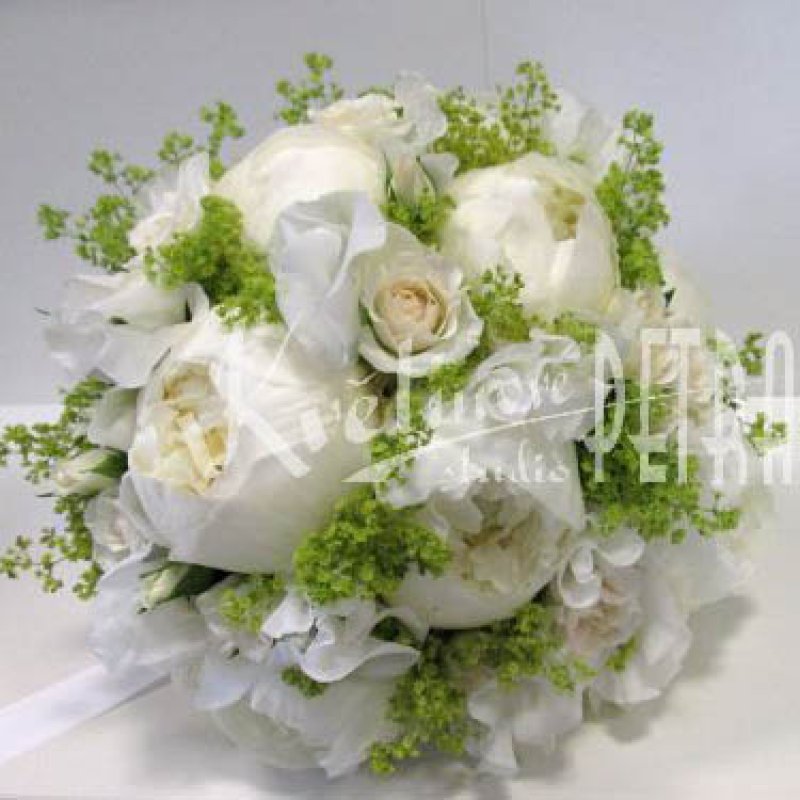 Весільний букет з круглими білими півоніями №532